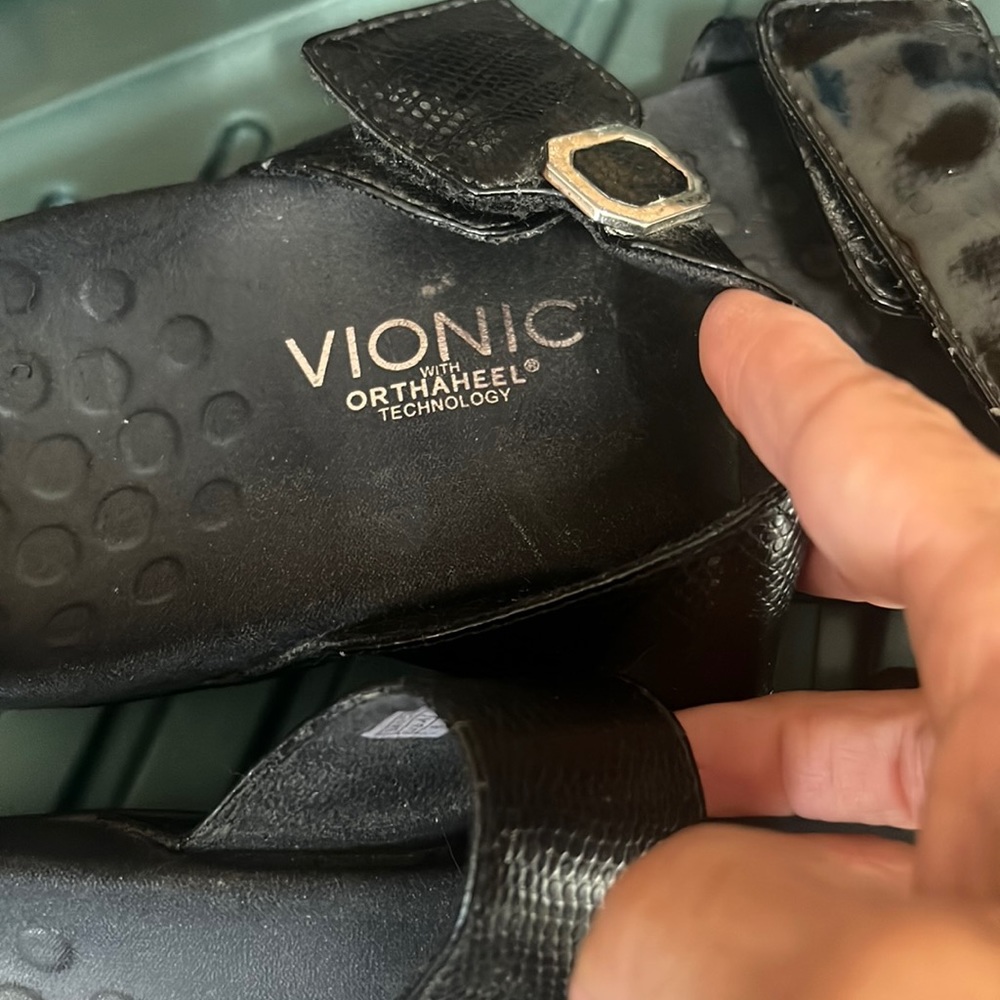 Pre- Owned Vionic black ortho sandals